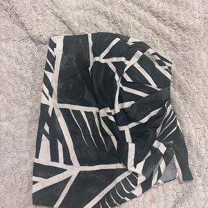 Printed trendy Zara skirt size small never worn